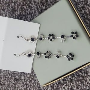 Flower dangle earrings